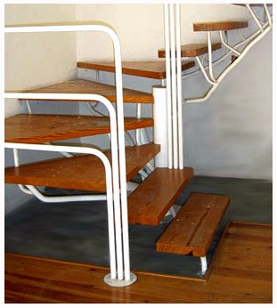 ESCALERA DE MADERA CON TUBOS